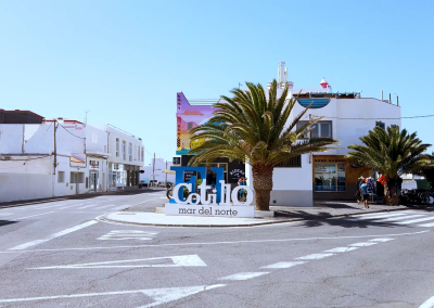 Murales e palme nel cuore di El Cotillo, tra architettura bianca e vita di paese