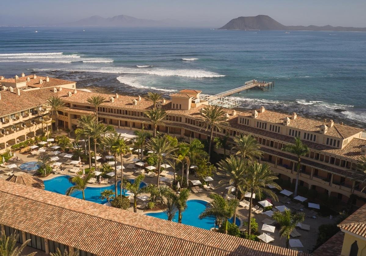 L’hotel Secrets Bahía Real, di fronte all’isola di Lobos, è in lizza per il premio di Miglior Resort di Spagna
