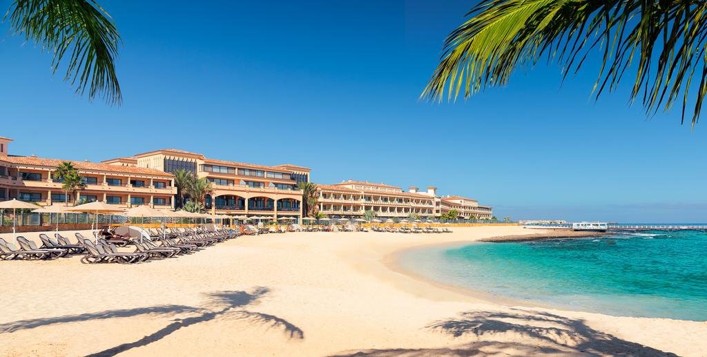 Questo riconoscimento arriva in un momento chiave per l'aeroporto di Fuerteventura, che nei prossimi mesi sarà oggetto di un'importante modernizzazione della sua infrastruttura. Come abbiamo riferito questa mattina, AENA ha assegnato un contratto da <strong>9,1 milioni di euro</strong> a COMSA Corporación per la ristrutturazione dei ponti di imbarco, strutture criticate da anni per il loro deterioramento e gli evidenti segni di corrosione.

Il progetto prevede l'installazione di <strong>nove nuove passerelle</strong> e la ristrutturazione di <strong>altre sei</strong>, oltre all'implementazione di sistemi di guida all'attracco e al miglioramento dell'aria condizionata degli aeromobili.

Grazie a questo investimento, l'aeroporto non solo manterrà la sua posizione di <strong>leader nell'esperienza aeroportuale</strong>, ma rafforzerà anche la sua immagine di porta di accesso a una delle destinazioni turistiche più importanti della Spagna. La modernizzazione delle strutture contribuirà a migliorare la prima impressione dei viaggiatori, allineando l'infrastruttura alla qualità offerta dalla destinazione Fuerteventura.