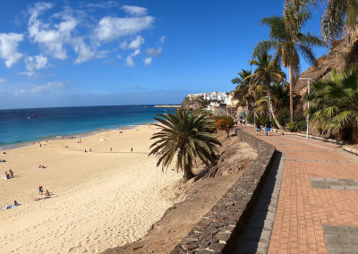 Il piacevole viale pedonale che costaggia la spiaggia di Morro Jable